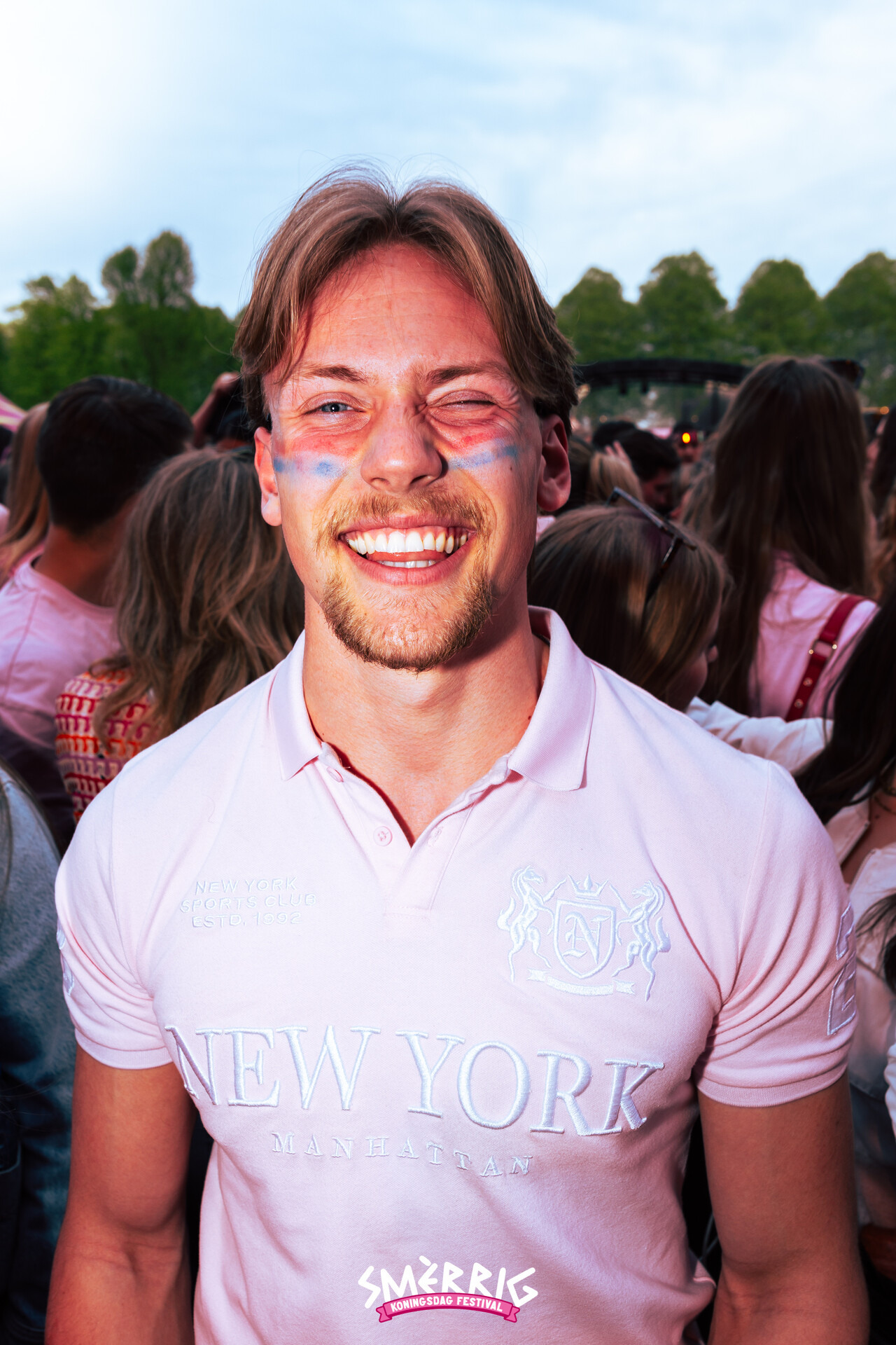 Smerrig koningsdag sachahoebergen logowit 24 jpg compressed