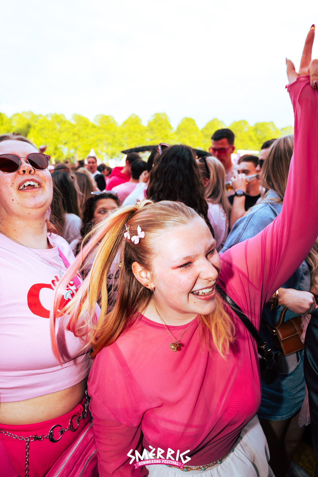 Smerrig koningsdag sachahoebergen logowit 44 jpg compressed