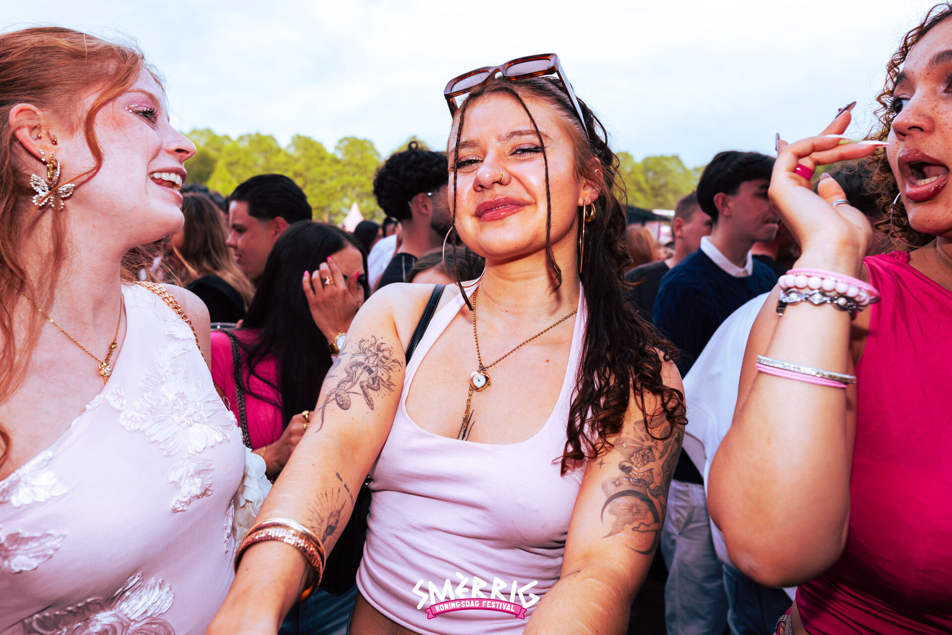 Smerrig koningsdag sachahoebergen logowit 8 jpg compressed